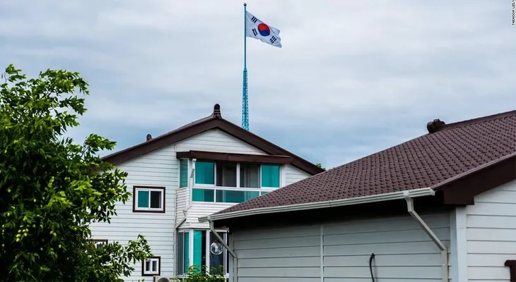 Toque de queda y alambre de púas: la vida en la aldea vecina de Corea del Norte