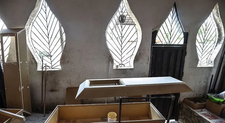 Ataúdes de cartón en Venezuela: una solución funeraria ante los altos costos