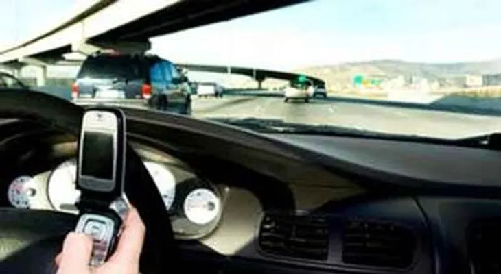 Podrá ver el grave peligro de revisar el celular mientras conduces