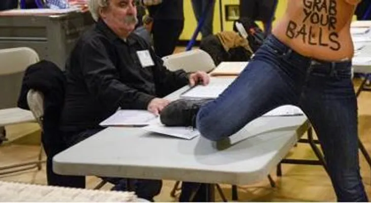 Dos mujeres en brasieles irrumpieron en centro de votación de Donald Trump