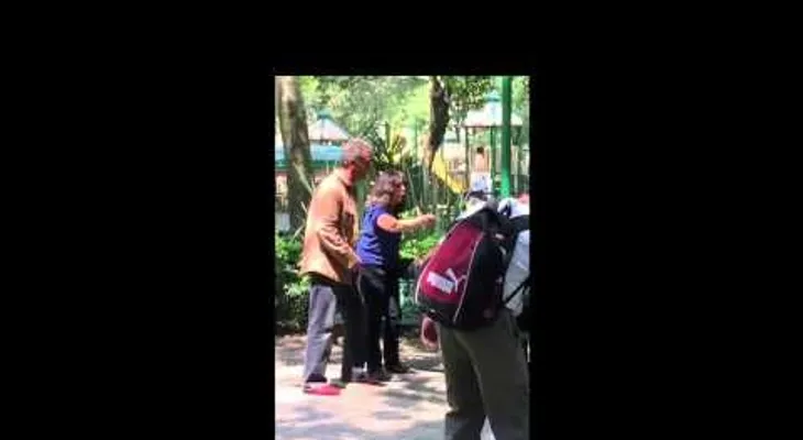 Pareja insulta a mujer por estar amamantando a su bebé en un parque (VIDEO)