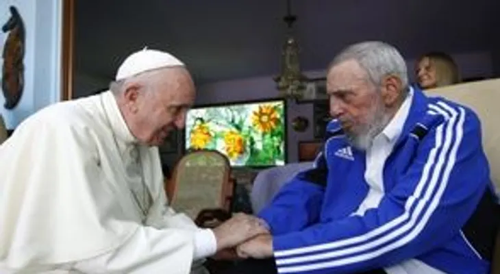 El papa dice que reza por el descanso de Fidel Castro; muestra su "pesar" por fallecimiento 
