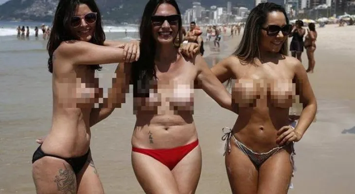 Mujeres hacen toples para concienciar sobre el cáncer de mama