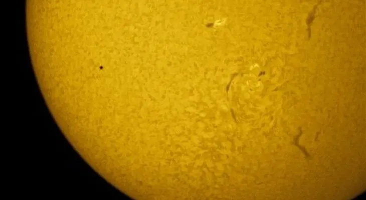 Mercurio parece apenas un punto al hacer tránsito solar