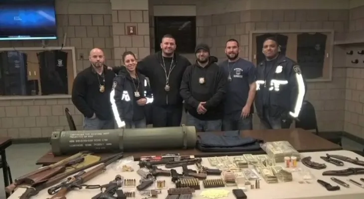 Ocupan a dominicano William Vásquez y su cómplice Peter Durstenberg arsenal con estuche de bazooka 