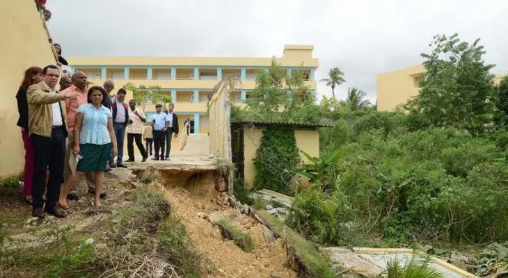 Ministro realiza recorrido por planteles para evaluar condiciones luego de Matthew 