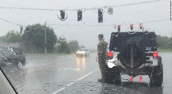 El homenaje funerario de un soldado bajo la lluvia conmueve a miles de personas