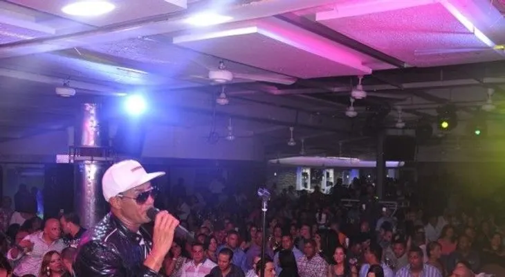 Raulín Rodríguez ameniza fiestón en Santiago 