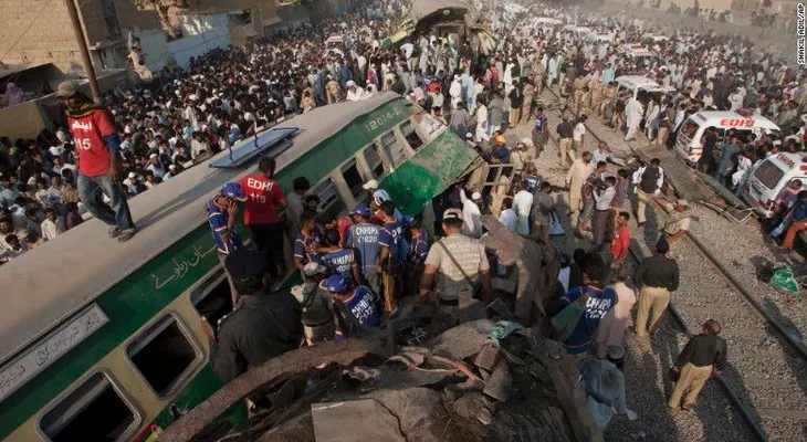 Al menos 20 muertos en un choque de trenes en Pakistán