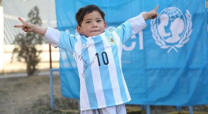 Tras amenazas, familia del niño con camiseta de plástico de Messi huye de Afganistán