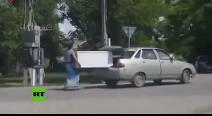 ¿Cómo transportar una nevera? El estilo kazajo sorprende a los internautas