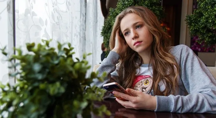 Adolescentes "atrapadas" por uso de redes sociales tienen doble probabilidad de padecer depresión 