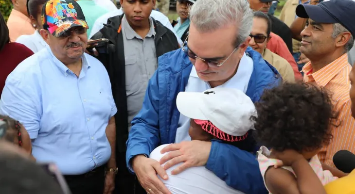 Presidente Abinader brinda apoyo a familias afectadas por huracán Fiona en El Seibo y Hato Mayor; instruye a funcionarios trabajar con rapidez
