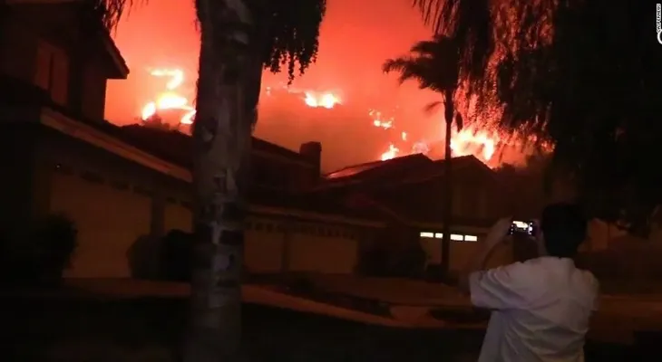 Incendio forestal en el sur de California provoca evacuación masiva