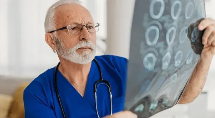 Faltan estrategias para apoyar a pacientes con Alzheimer, advierten expertos