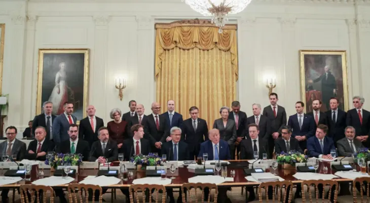 Trump anuncia compromiso de ejecutivos de IA para autorregular sus modelos