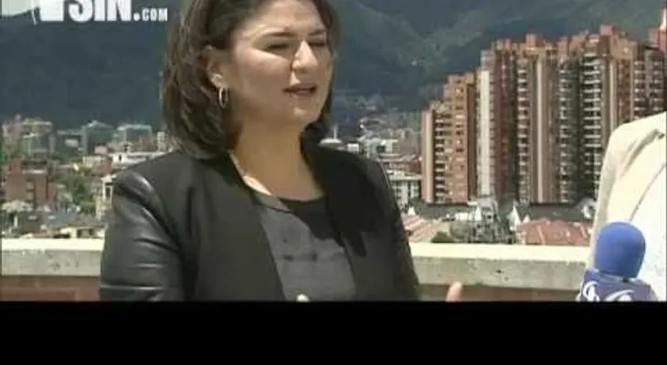 Con toallas higiénicas, mujer revoluciona la vida de adolescentes en África