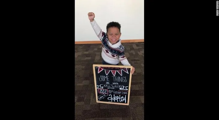 La sonriente foto de un niño de 3 años que acaba de ser adoptado conmueve a internet