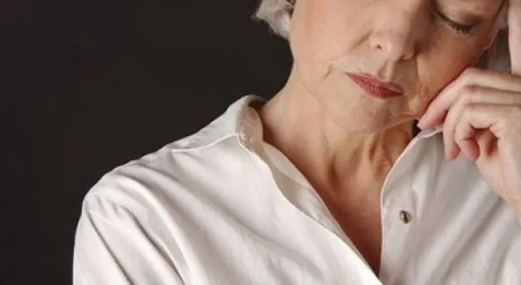 Tratamientos hormonales de la menopausia aumentan riesgo de cáncer de ovario