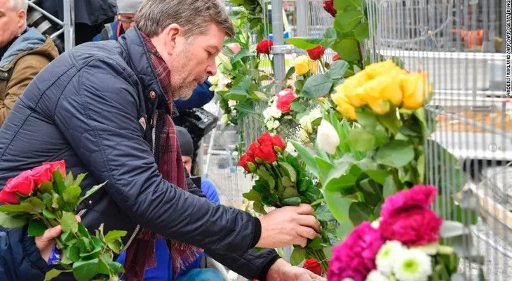En medio del duelo en Suecia, identifican a sospechoso de ataque en Estocolmo