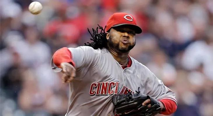 Cueto suma quinta victoria seguida con los Rojos 
