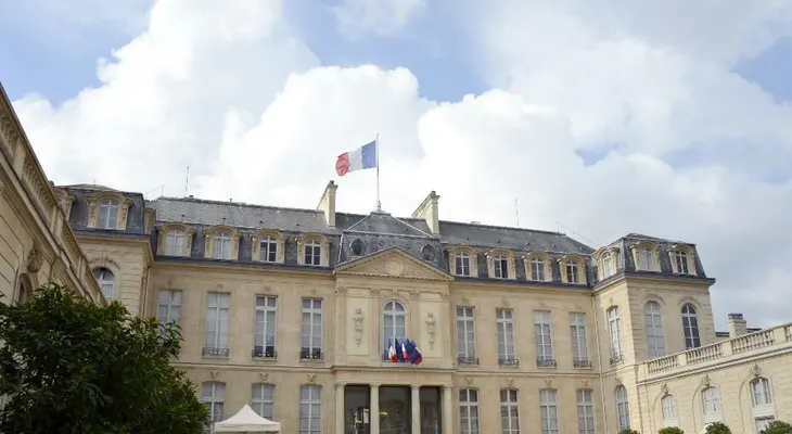 Hombre asalta joyería frente al palacio presidencial de París