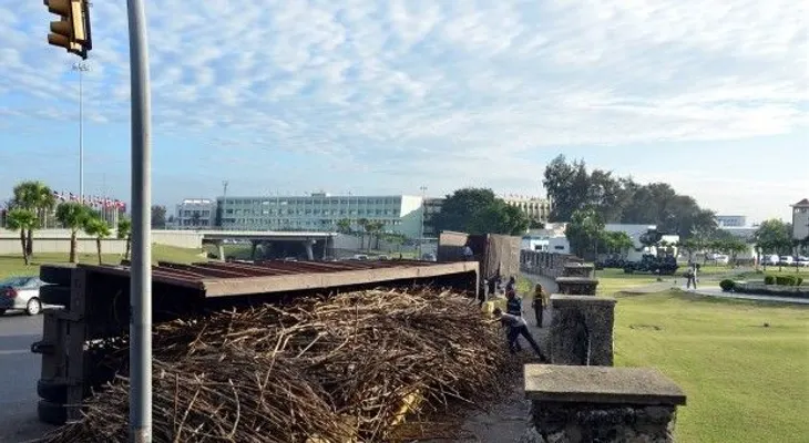 Camión cargado de caña se vuelca frente al Ministerio de Defensa