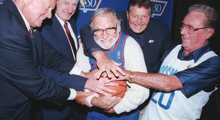Muere "Ossie" Schectman, primer anotador de la NBA