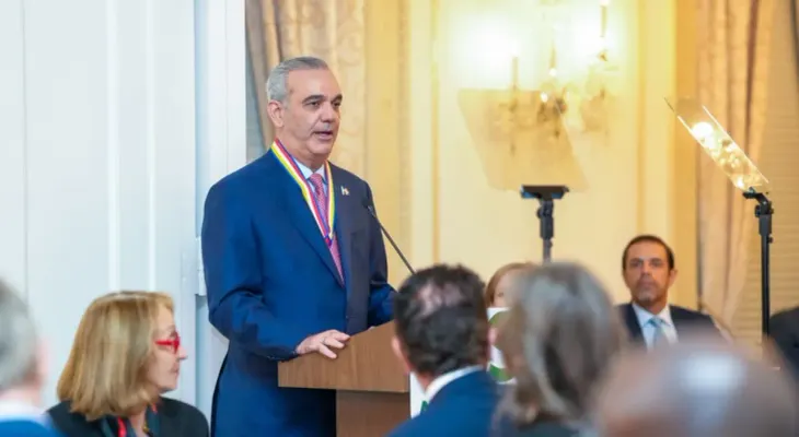 Abinader recibe Insignia de Oro de Americas Society y dice que su mayor legado es blindar la Constitución contra la reelección