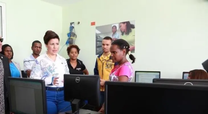 Vicepresidenta entrega en Azua centro de capacitación número 41