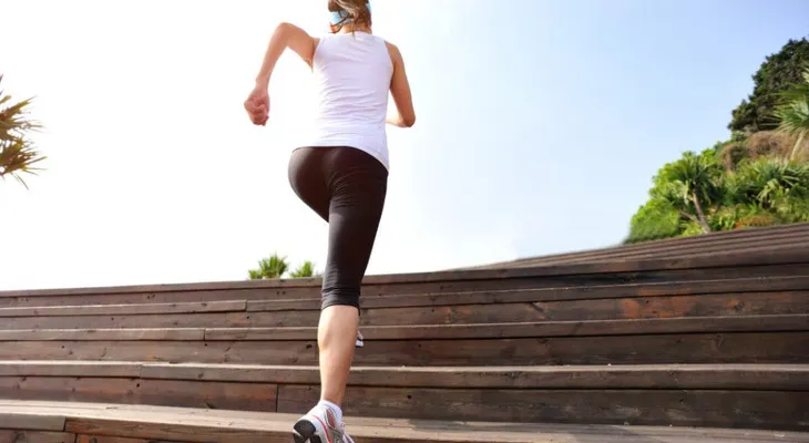  Subir y bajar escalera, fortalece tus glúteos, te da energía, mejora tu ritmo cardíaco y pulmonar 