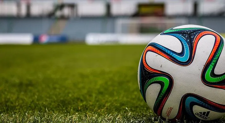  Suspenden un partido de fútbol por los choques entre hinchadas fuera del estadio