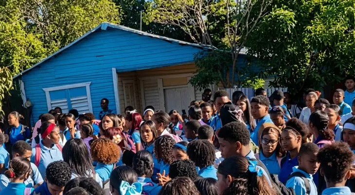 Falta de mobiliario y obras inconclusas retrasan el inicio de clases en Juan de Herrera