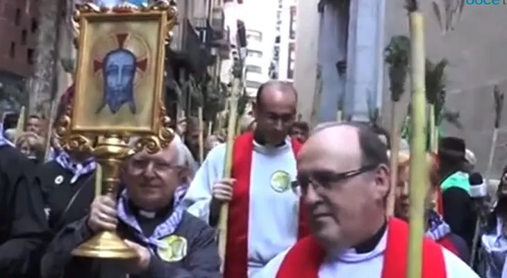Una adolescente "devota del diablo" profana una reliquia que presuntamente tocó Jesucristo