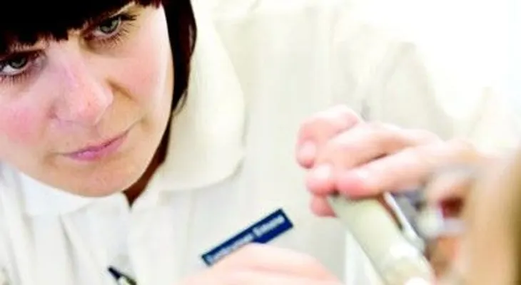 Roche dice que nueva medicina contra cáncer podría acabar con quimioterapia