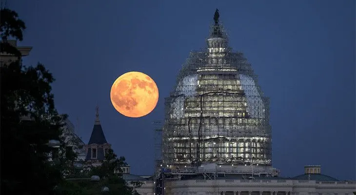 Esclipse de luna deslumbra a la tierra (VIDEO)