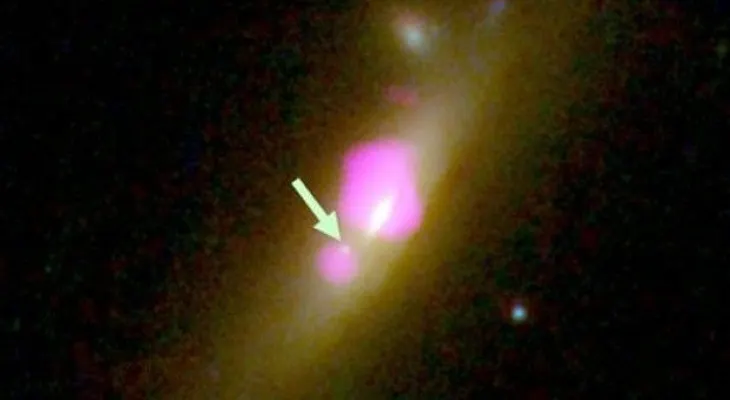 Extraña galaxia con 2 agujeros negros tiene uno más delgado