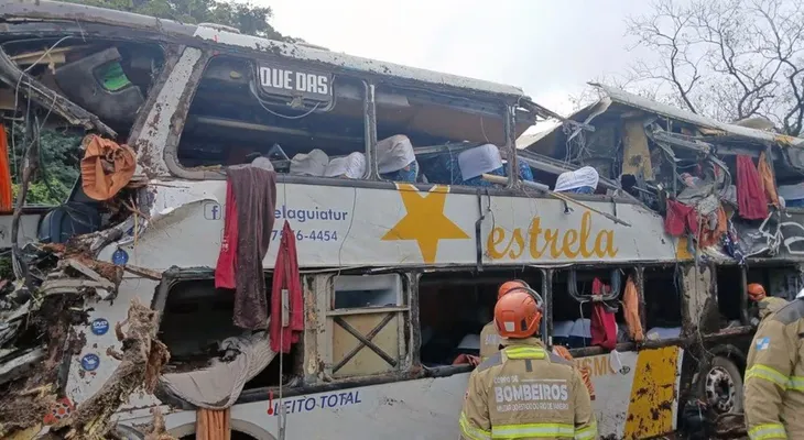 Al menos diez muertos deja el vuelco de un autobús turístico en la sierra de Río de Janeiro