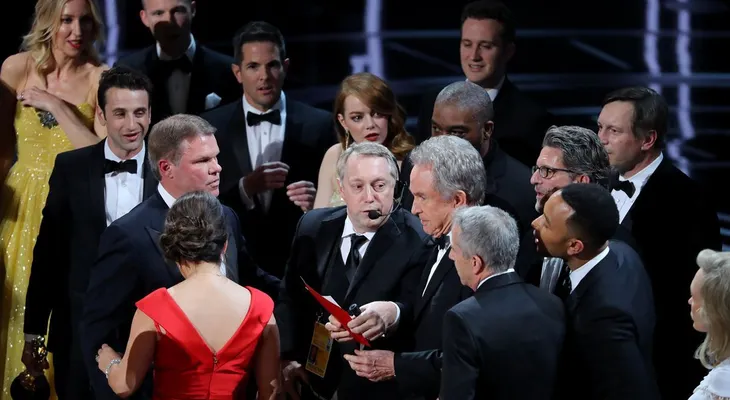 Un testigo del backstage de los Oscar contó los detalles del papelón histórico