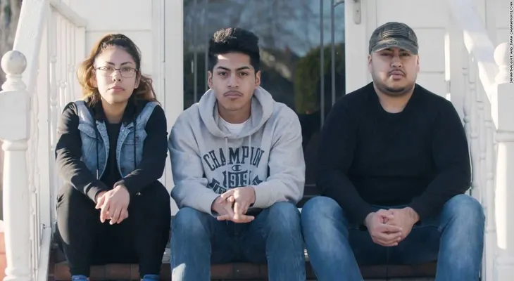 Una familia desgarrada: Hermanos luchan por salvar su hogar después de la deportación de sus padres