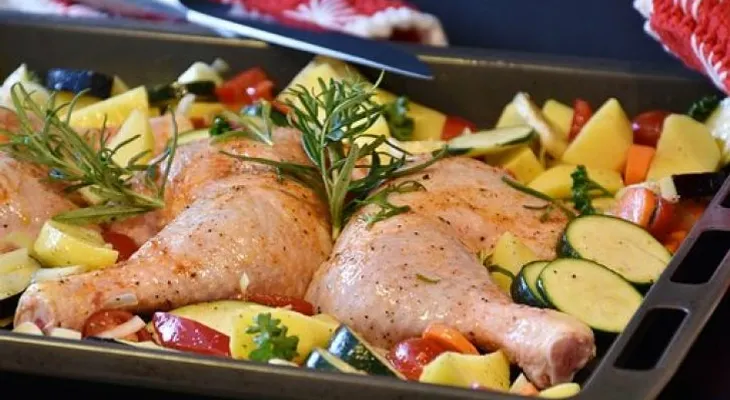 Sabroso pollo con salsa de mango y coco al horno. Buen provecho para todos