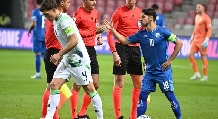Irlanda vence 3-0 a Israel en partido marcado por protestas y brazaletes negros