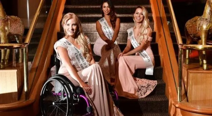 Una joven participa en un concurso de Miss Mundo en silla de ruedas