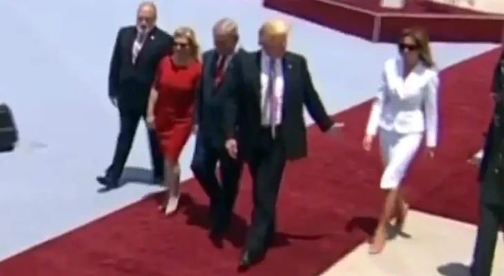 Donald Trump se incomodó con gesto de Melania y eso es objeto de especulación en EEUU 