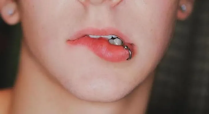 Los piercings pueden provocar inflamación, hemorragias, infecciones y otros problemas en dientes y encías