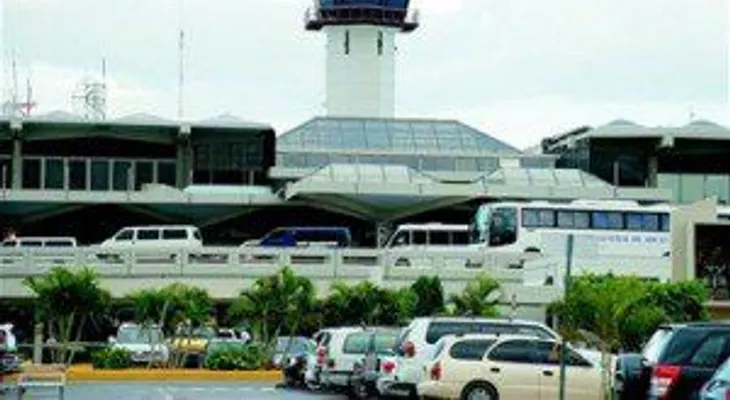 Empleados del aeropuerto pierden empleos por falta de carnés