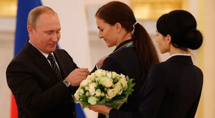 Putin condecora a los medallistas rusos y les regala un BMW