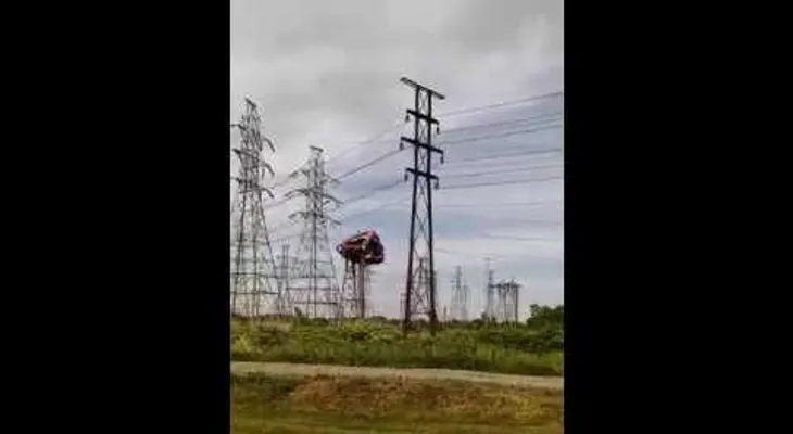 Un castillo saltarín alza el vuelo y termina electrocutado