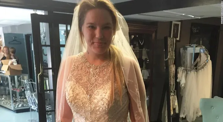 La madre de un sobreviviente del tiroteo en Waffle House le consiguió un vestido de novia a la mesera que salvó a su hijo
