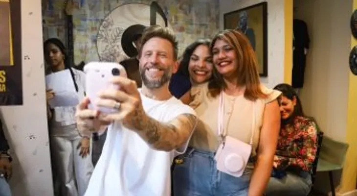 Noel Schajris celebra la música y el vinilo en un encuentro con sus fans en Café Pasta